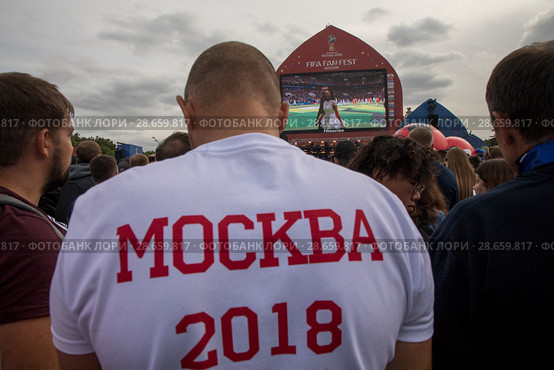 Футбольные болельщики во время матча открытия Чемпионата мира по футболу FIFA 2018 в фан зоне Фестиваля болельщиков на Воробьевых горах, Россия. Редакционное фото, фотограф Николай Винокуров / Фотобанк Лори