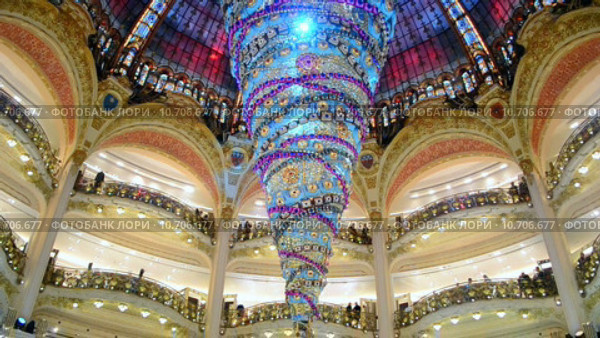 Галери Лафайет (Galeries Lafayette) - французская сеть универмагов (Париж, Франция). Праздничный декорированный интерьер помещения. Перевернутая новогодняя елка (2014 год). Редакционное видео, видеограф FMRU / Фотобанк Лори