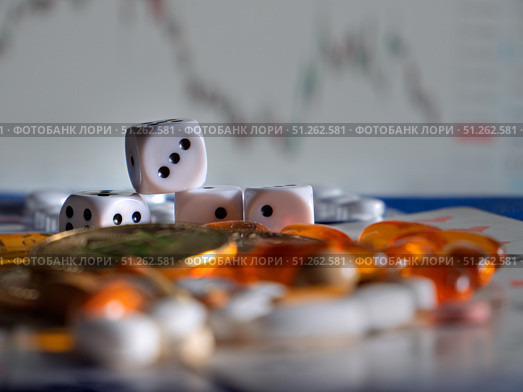 Gambling with Dice and Pills: Risk and Reward in Finance. Стоковое фото, фотограф Sergakoff / Фотобанк Лори