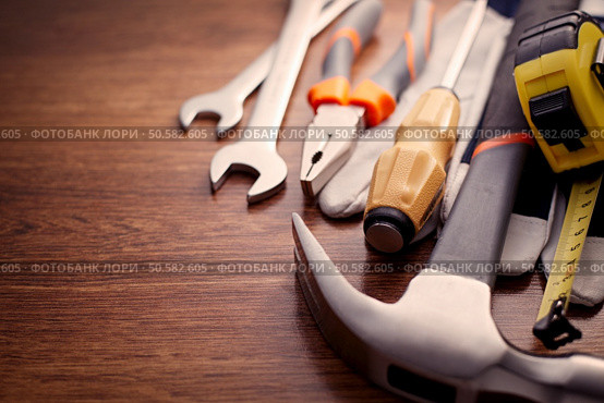Garden tools hanging up in wooden shed, dibbers, trowel, fork and spade. Стоковое фото, агентство Ingram Publishing / Фотобанк Лори