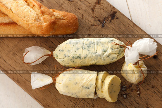 garlic bread compound butter herb baguette thyme rosemary coriander oregano fresh chopped homemade italian food snack tasty. Стоковое фото, агентство Ingram Publishing / Фотобанк Лори