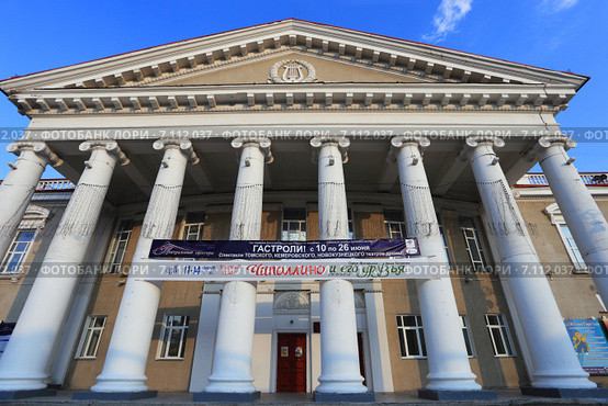 Гастроли трупп восточносибирских театров в городе Кургане (2014 год). Редакционное фото, фотограф Анатолий Матвейчук / Фотобанк Лори