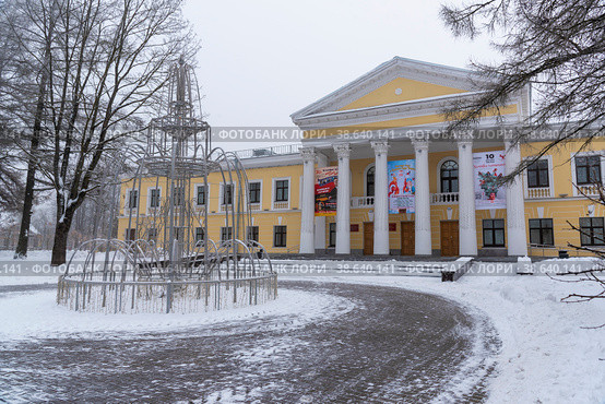 Гатчинский городской Дом культуры. Гатчина, Ленинградская область (2022 год). Редакционное фото, фотограф Александр Щепин / Фотобанк Лори