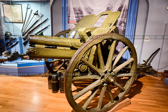Гаубица производства английской фирмы "Coventry Ordnance Works", системы "Vickers Limited". Калибр 4,5 дюймов или 114,3мм. 1917 год. (Национальный музей Республики Татарстан) (2023 год). Редакционное фото, фотограф Александр Тараканов / Фотобанк Лори