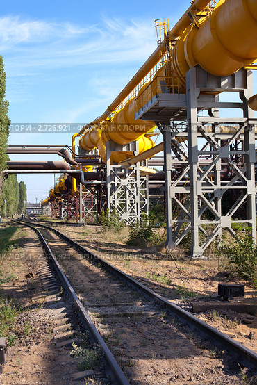 Газопровод высокого давления рядом с железной дорогой. Стоковое фото, фотограф Кекяляйнен Андрей / Фотобанк Лори