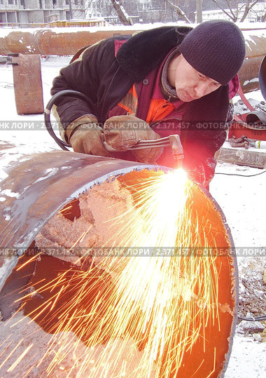 Газосварщик режет трубу. Стоковое фото, фотограф Алёшина Оксана / Фотобанк Лори