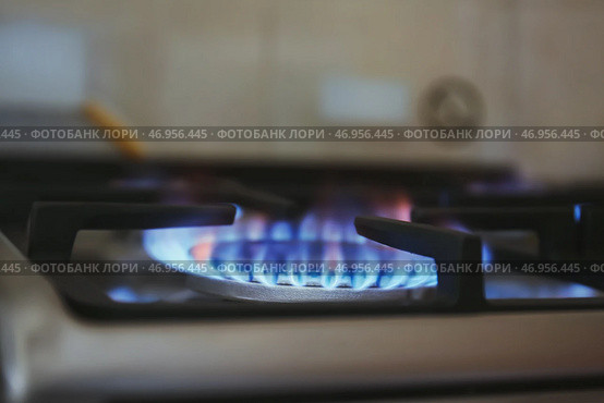 Газовая горелка с голубым пламенем на бытовой плите, крупным планом. Стоковое фото, фотограф Pixel_shot / Фотобанк Лори