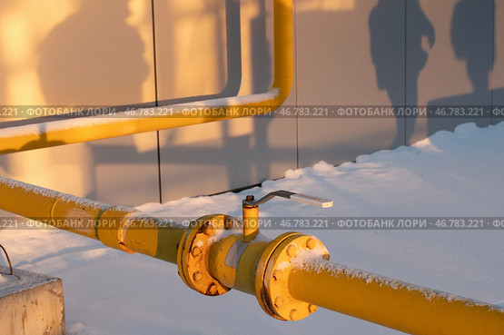 Газовая труба с задвижкой. Стоковое фото, фотограф Sergey Rusanov / Фотобанк Лори