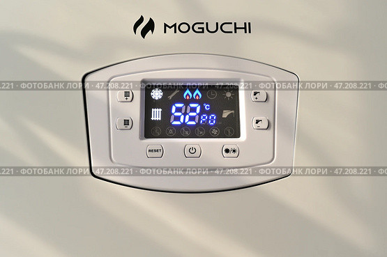 Газовый котел "MOGUCHI" с закрытой камерой сгорания. Панель управления. Редакционное фото, фотограф Владимир Литвинов / Фотобанк Лори