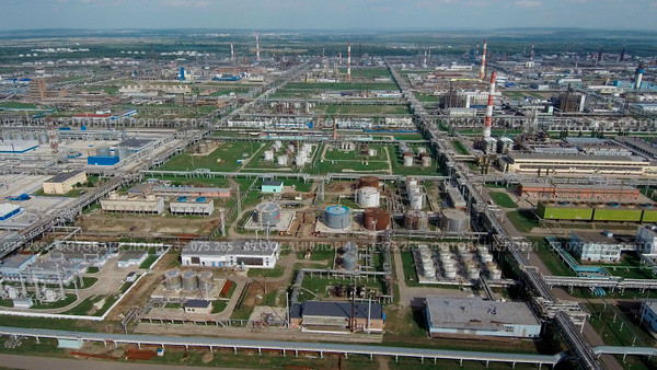 «Газпром нефтехим Салават». Аэрофотоснимок нефтехимического комплекса. Gazprom neftekhim Salavat. Aerial view of the petrochemical complex. Редакционное фото, фотограф Евгений Романов / Фотобанк Лори