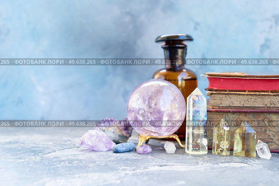 Gemstones set for relax and meditation. Magic ball and minerals for Reiki life balance, healing Crystal Ritual, Witchcraft, spiritual esoteric practice.. Healing crystals concept. Стоковое фото, агентство Ingram Publishing / Фотобанк Лори
