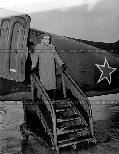 Генерал-майор советских ВВС Николай Иванович Петров выходит из самолета С-47 (Douglas C-47 Skytrain) на аэродроме Эдмонтоне в Канаде (Edmonton, Canada) по пути из Москвы в Вашингтон. Стоковое фото, фотограф Retro / Фотобанк Лори