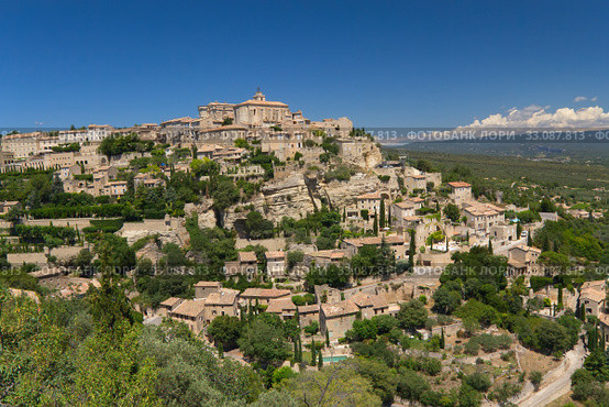General view of hiltop village of Gordes. Стоковое фото, фотограф Jaroslav Frank / PantherMedia / Фотобанк Лори