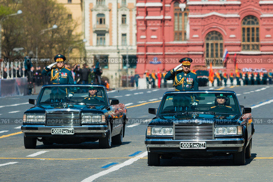 Генеральная репетиция парада Победы на Красной площади. Министр обороны России Сергей Шойгу и главком сухопутных войск Олег Салюков (2017 год). Редакционное фото, фотограф Алексей Бок / Фотобанк Лори