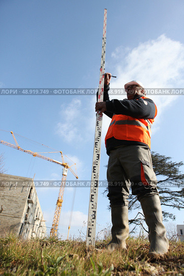 Geometer on construction site. Стоковое фото, агентство Ingram Publishing / Фотобанк Лори