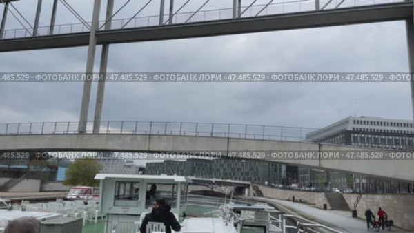Германия, Берлин - 17 апреля 2023 г. Прогулка на экскурсионном катере по реке Шпрее. Germany, Berlin - April 17, 2023. A trip on a sightseeing boat along the Spree River. Редакционное видео, видеограф Александр Рыбалка / Фотобанк Лори