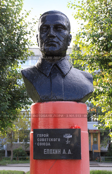 Герой Советского Союза Елохин А.А. Город Ирбит (2012 год). Редакционное фото, фотограф Анатолий Матвейчук / Фотобанк Лори