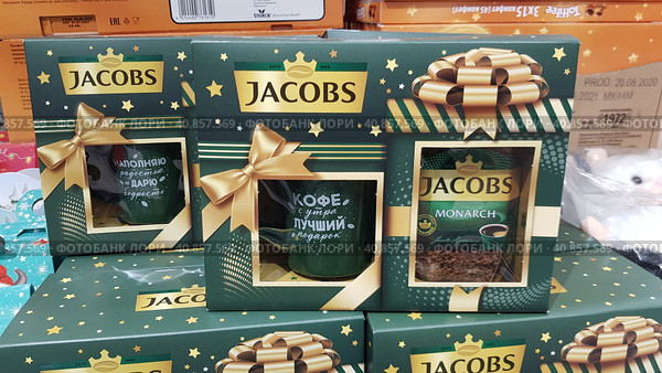 Gift set of Jacobs coffee on sale in a supermarket (2020 год). Редакционное фото, фотограф Анна Кривицкая / Фотобанк Лори