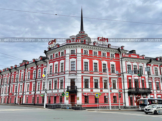 GIM CLINIC - медицинский центр. Россия, Республика Башкортостан, Уфа, улица Цюрупы, 12. Бывшая Уфимская губернская земская управа, 19 век (2021 год). Редакционное фото, фотограф Овчинникова Ирина / Фотобанк Лори