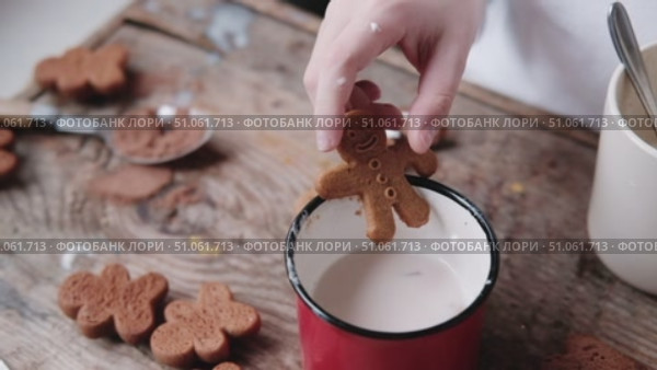 Gingerbread man being dipped in cocoa, close-up. Preparing for Christmas. Стоковое видео, видеограф Кашапова Эльвира / Фотобанк Лори