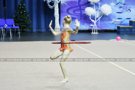 Girl competes in rhythmic gymnastics. Стоковое фото, фотограф Владимир Галкин / Фотобанк Лори