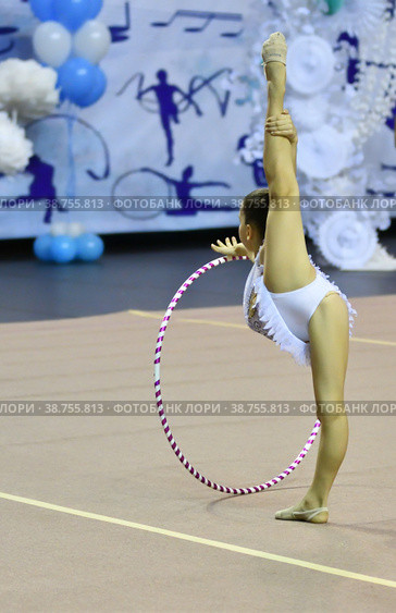 Girl competes in rhythmic gymnastics. Стоковое фото, фотограф Владимир Галкин / Фотобанк Лори