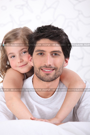 Girl hugging father. Стоковое фото, агентство Ingram Publishing / Фотобанк Лори