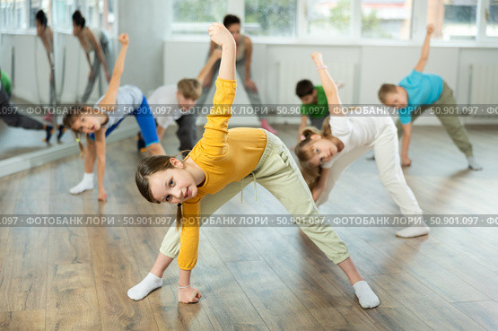 Girl learn to dance hip hop dances, doing movement with unrecognizable teacher. Стоковое фото, фотограф Яков Филимонов / Фотобанк Лори