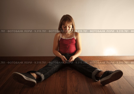Girl listening music. Стоковое фото, фотограф Ilka Erika Szasz-Fabian / Smarterpix / Фотобанк Лори
