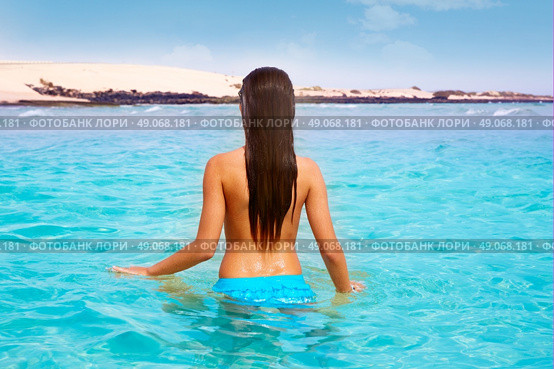 Girl on the beach Fuerteventura at Canary Islands of Spain. Стоковое фото, агентство Ingram Publishing / Фотобанк Лори