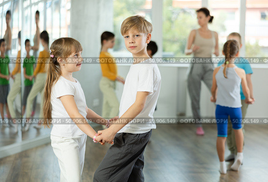Girl paired up with boy and training to perform slow couple dance, rehearse performance. Стоковое фото, фотограф Яков Филимонов / Фотобанк Лори