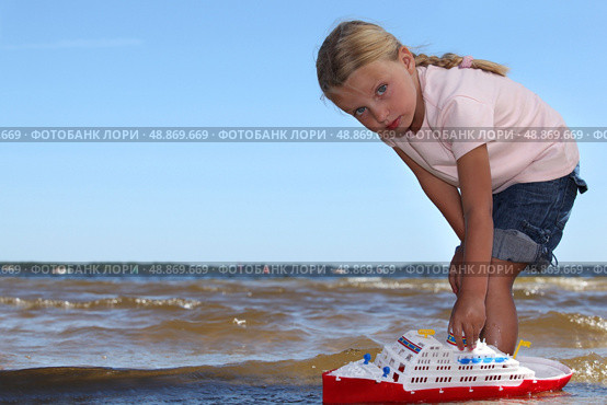 Girl playing with boat. Стоковое фото, агентство Ingram Publishing / Фотобанк Лори