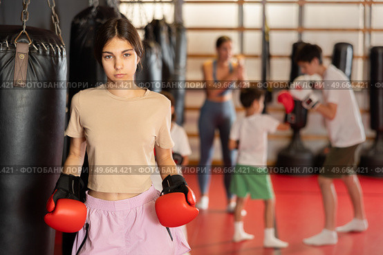 Girl posing during training in boxing gloves. Стоковое фото, фотограф Яков Филимонов / Фотобанк Лори