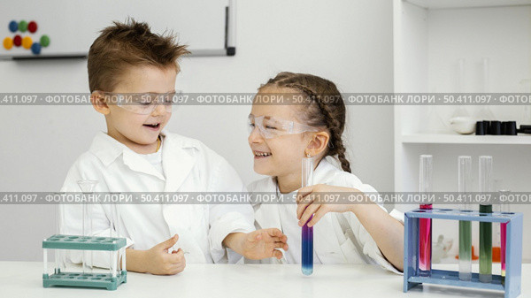girl scientists doing experiments laboratory having fun. Стоковое фото, агентство Ingram Publishing / Фотобанк Лори