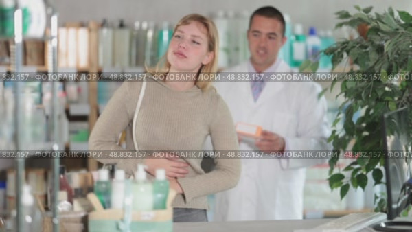 Girl visits pharmacy and suffers from abdominal pain, male pharmacist try to help. Стоковое видео, видеограф Яков Филимонов / Фотобанк Лори