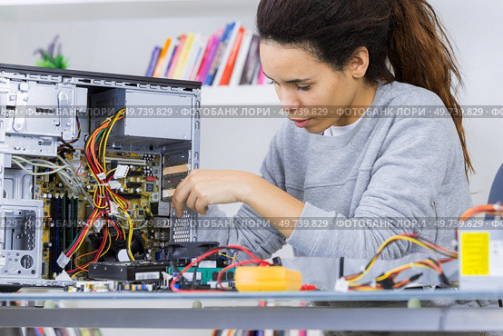 girl with a tester and a computer. Стоковое фото, агентство Ingram Publishing / Фотобанк Лори