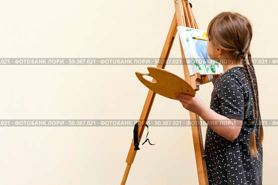 girl with down syndrome painting with copy space. Стоковое фото, агентство Ingram Publishing / Фотобанк Лори