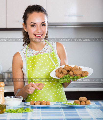 girl with tasty breadcrumbed crocchette. Стоковое фото, фотограф Яков Филимонов / Фотобанк Лори