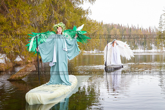 Girls in white and green dresses embodying the meeting of winter and spring on a serene lake. Стоковое фото, фотограф Кривошеина Елена Леонидовна / Фотобанк Лори