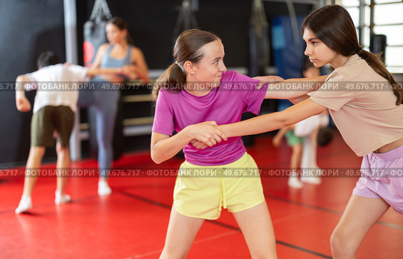 Girls practice self-defense strikes in the gym. Стоковое фото, фотограф Яков Филимонов / Фотобанк Лори