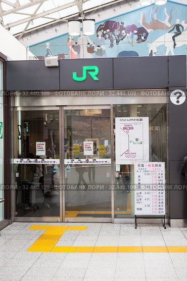 Glass door for passing through with Japan Rail Pass or JR Pass is in Tokyo subway. It is valid for travel on all major forms of transportation provided by the JR Group. Токио, Япония (2013 год). Редакционное фото, фотограф Кекяляйнен Андрей / Фотобанк Лори