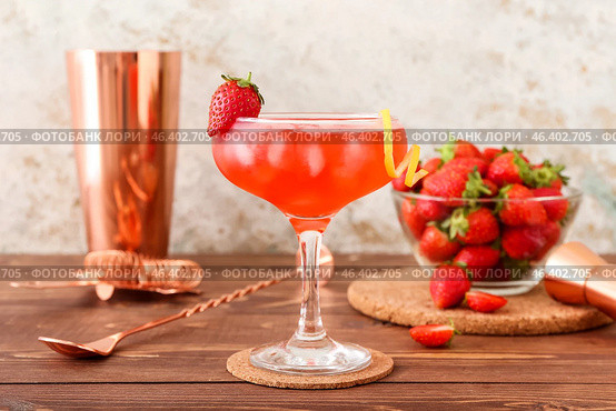 Glass of tasty cosmopolitan cocktail on wooden background. Стоковое фото, фотограф Pixel_shot / Фотобанк Лори