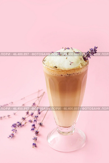 Glass of tasty lavender latte and flowers on color background. Стоковое фото, фотограф Pixel_shot / Фотобанк Лори