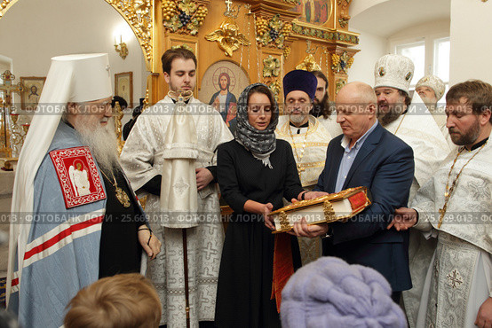 Глава администрации Рузского района М.В. Тарханов вручает евангелие митрополиту Ювеналию (2016 год). Редакционное фото, фотограф Дмитрий Неумоин / Фотобанк Лори