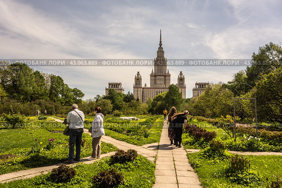 Главное здание МГУ имени М. В. Ломоносова, вид из Ботанического сада/ The main building of Moscow State University, view from the Botanical Garden (2024 год). Редакционное фото, фотограф Iva Noel / Фотобанк Лори