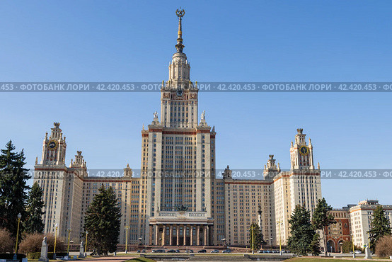 Главное здание Московского государственного университета. Красивое высотное здание со шпилем. Архитектурная доминанта и достопримечательность Москвы. Воробьёвы горы, Москва, Россия. Высшее образование в России. Редакционное фото, фотограф Андрей Степанов / Фотобанк Лори
