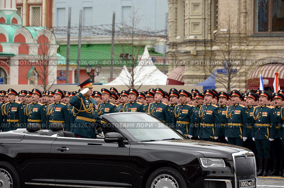 Главнокомандующий Сухопутными войсками Российской Федерации генерал армии Олег Салюков на автомашине "Аурус" на параде, посвященном Дню Победы, Москва (2021 год). Редакционное фото, фотограф Free Wind / Фотобанк Лори