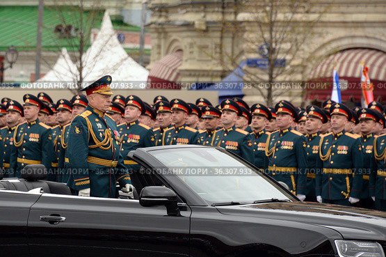 Главнокомандующий Сухопутными войсками Российской Федерации генерал армии Олег Салюков на автомашине "Аурус" на параде, посвященном Дню Победы, Москва (2021 год). Редакционное фото, фотограф Free Wind / Фотобанк Лори