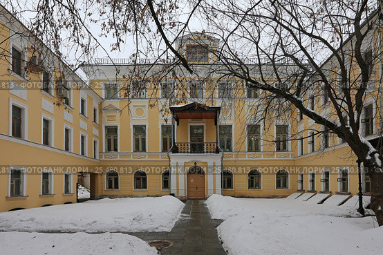 Главный дом бывшей усадьбы Аладьиных зимой. Москва, Староваганьковский пер., 17 строение 3 (2017 год). Стоковое фото, фотограф Алексей Гусев / Фотобанк Лори
