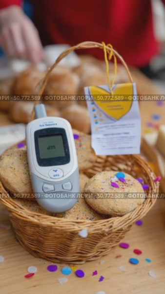 Glucometer measuring sugar level in sweet bread. Стоковое AI-видео, аниматор Юрий Поздников / Фотобанк Лори